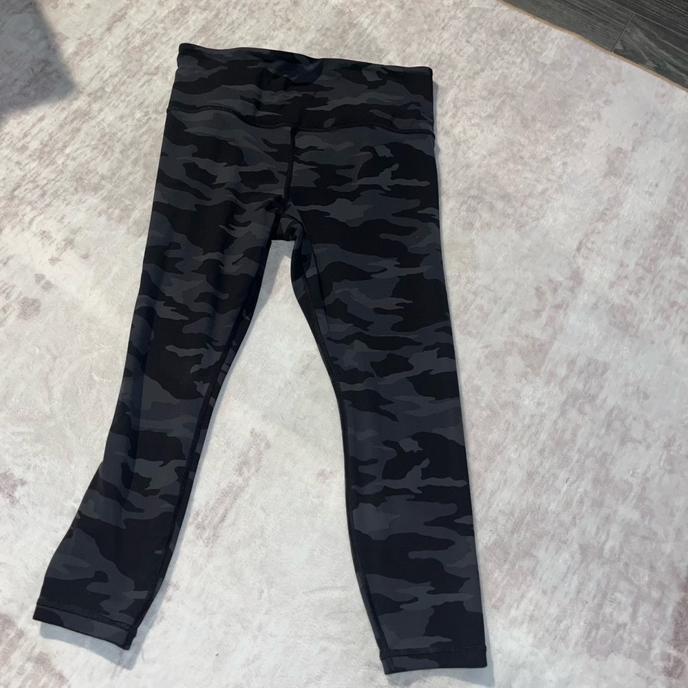 Athleta Ultra High Rise Elation 7/8
Tight in Black Camo, size Medium Petite